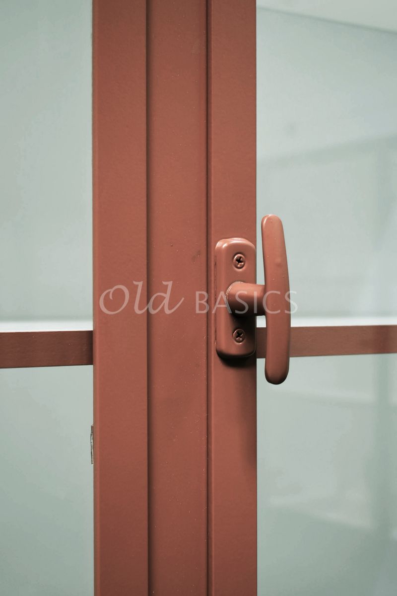 Detail van Apothekerskast Ferro, 3 deuren, RAL8004, rood, terra, bruin, oranje, materiaal staal